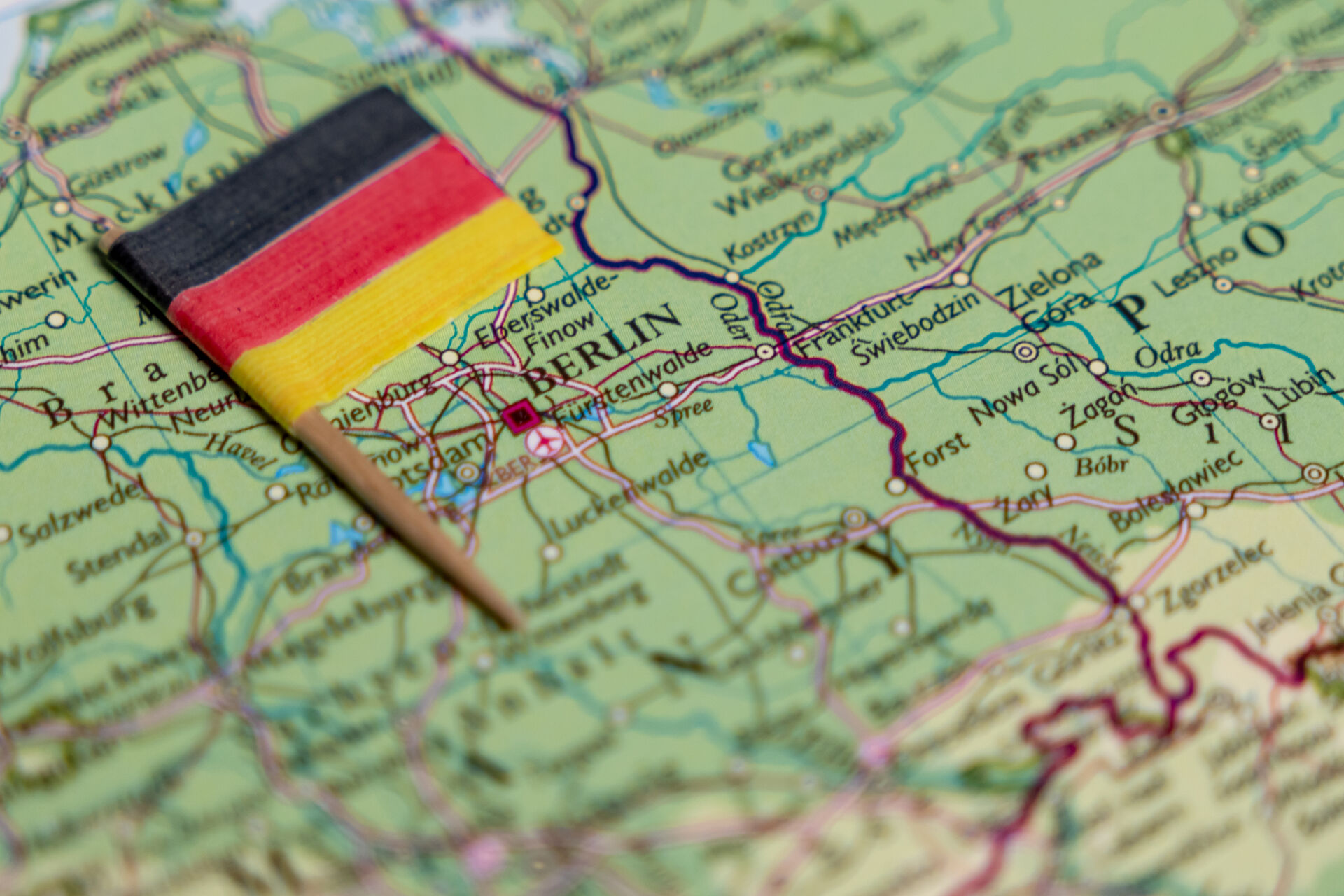 Deutschlandkarte mit Flagge – Entrümpelung in Sachsen-Anhalt, Sachsen und Thüringen