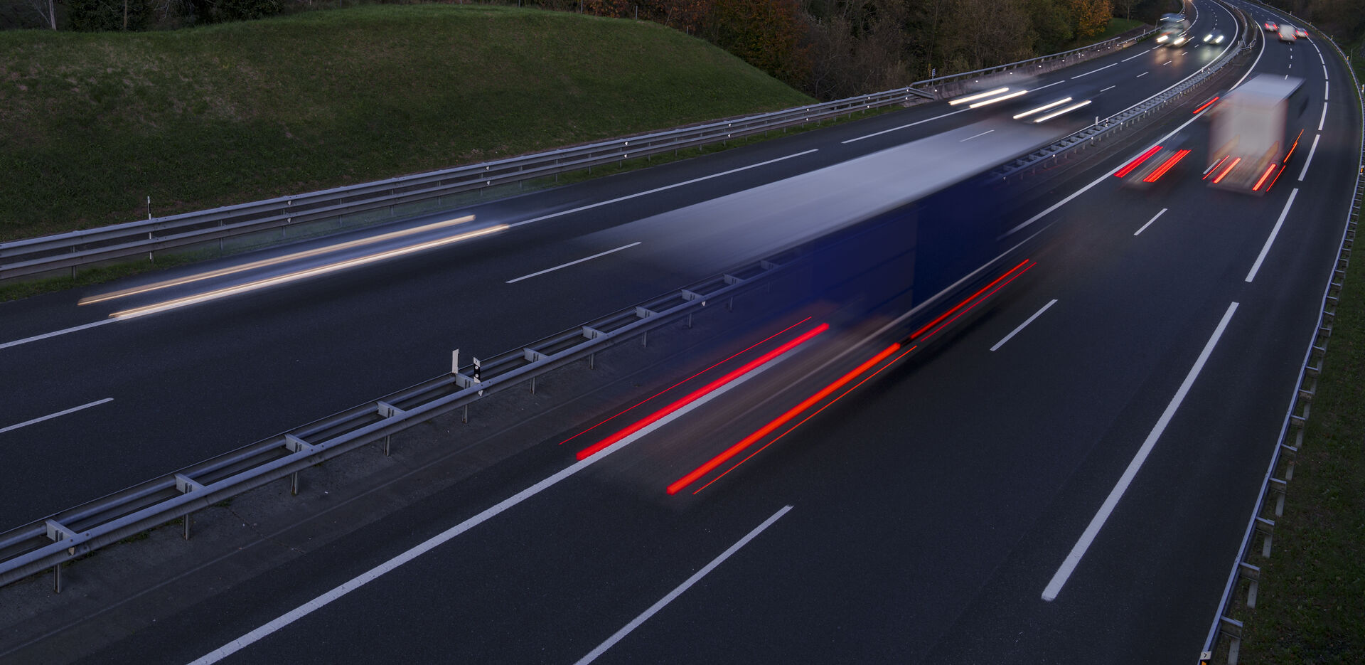 LKW-Transport auf der Autobahn – Entrümpelung und Haushaltsauflösung in ganz Mitteldeutschland